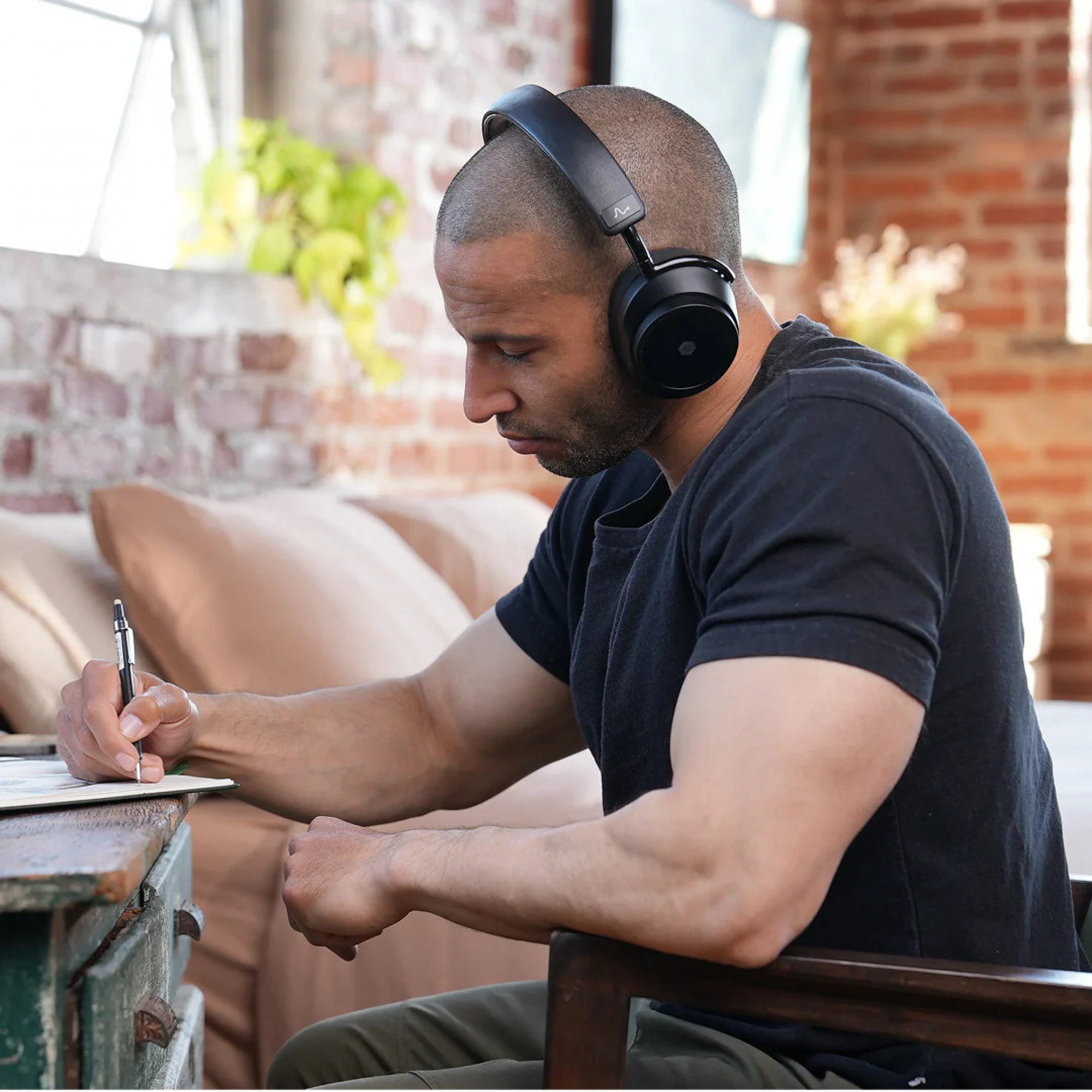 Навушники, що читають концентрацію мозку Neurable MW75 Neuro LT